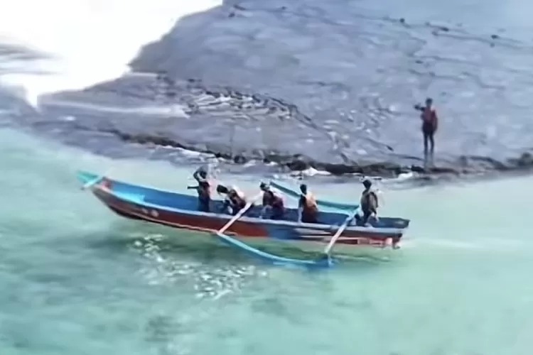 Tim SAR gabungan melakukan operasi laut untuk mencari Azka Nurfadhillah yang hilang di Pantai Siung. (TikTok @updatedisini)